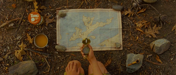 Khaki Scout Sam Shakusky pesquisa cuidadosamente em mapa no filme Moonrise Kingdom (Foto: Reprodução).